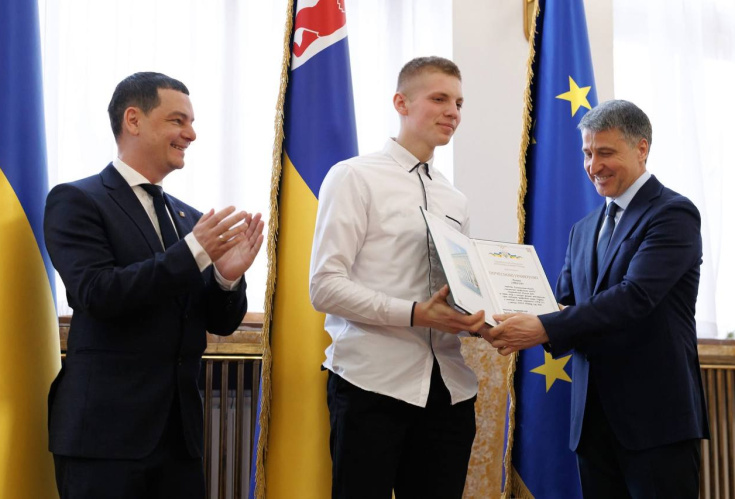 Тріумф професіоналізму: Студент Свалявського професійного коледжу отримав нагороду від голови Закарпатської ОВА